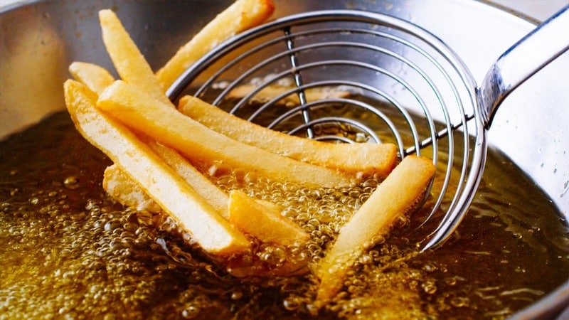 En matière de cuisine et de préparation des plats, le choix des matières grasses est d'une grande importance. L'une des options possibles, la végétaline, a suscité un intérêt croissant en raison de son origine végétale. Dans cet article, nous allons plonger dans l'univers de la végétaline, en examinant sa composition, son prix, comment la choisir, et pourquoi elle est si prisée. Composition de la végétaline La végétaline, également connue sous le nom de "shortening végétal", est un substitut de graisse couramment utilisé dans la cuisine. Elle est fabriquée à partir d'huiles végétales, principalement l'huile de palme ou de soja, qui sont partiellement hydrogénées pour obtenir une consistance solide à température ambiante. La composition de la végétaline peut varier en fonction de la marque, mais elle est généralement exempte de graisses trans. C'est ce qui la distingue des graisses végétales partiellement hydrogénées du passé, souvent accusées de contribuer à des problèmes de santé. Cependant, il est essentiel de vérifier l'étiquette du produit pour s'assurer de sa composition spécifique. Prix de la végétaline Le prix de la végétaline dépend de plusieurs facteurs, notamment la marque, la quantité et l'endroit où vous l'achetez. En général, la végétaline est un produit abordable, ce qui en fait un choix économique pour la cuisine. Les versions génériques sont souvent moins chères que les marques bien connues, mais la qualité peut varier. Pour obtenir le meilleur rapport qualité-prix, il est conseillé de comparer les prix dans différents magasins ou en ligne. Vous pouvez également opter pour des emballages de plus grande taille si vous utilisez fréquemment de la végétaline, car cela peut réduire le coût unitaire. Comment choisir la végétaline adaptée ? Lorsque vous choisissez de la végétaline, il y a quelques facteurs à prendre en compte pour trouver le produit qui convient le mieux à vos besoins. Type d'huile végétale La plupart des végétaline sont fabriqués à partir d'huile de palme ou de soja. Si vous avez des préférences ou des restrictions alimentaires, assurez-vous de vérifier la composition. Absence de graisses trans Recherchez des produits qui garantissent l'absence de graisses trans, car cela est important pour la santé. Texture et consistance La végétaline est disponible sous forme solide ou en pot. Choisissez la texture qui convient le mieux à votre recette. Marque Certaines marques sont réputées pour leur qualité. Lisez les avis en ligne ou demandez des recommandations pour trouver une marque fiable. Enfin, n'oubliez pas de comparer les prix pour trouver la végétaline qui correspond le mieux à votre budget. Pourquoi utiliser la végétaline ? La végétaline est un ingrédient culinaire apprécié pour son amélioration de la texture dans les recettes, notamment en pâtisserie. Elle permet en effet d'améliorer la légèreté des biscuits, la délicatesse des croûtes à tarte et le moelleux des gâteaux. En outre, sa longue durée de conservation en fait un atout majeur dans la cuisine, vous permettant de la conserver sans crainte de rancissement. L'une des caractéristiques clés de la Végétaline est son absence de saveur, ce qui signifie qu'elle n'altère pas le goût de vos créations culinaires. Sa polyvalence en fait un ingrédient inestimable pour les cuisiniers amateurs et les chefs expérimentés, ajoutant une touche de magie à une multitude de recettes.